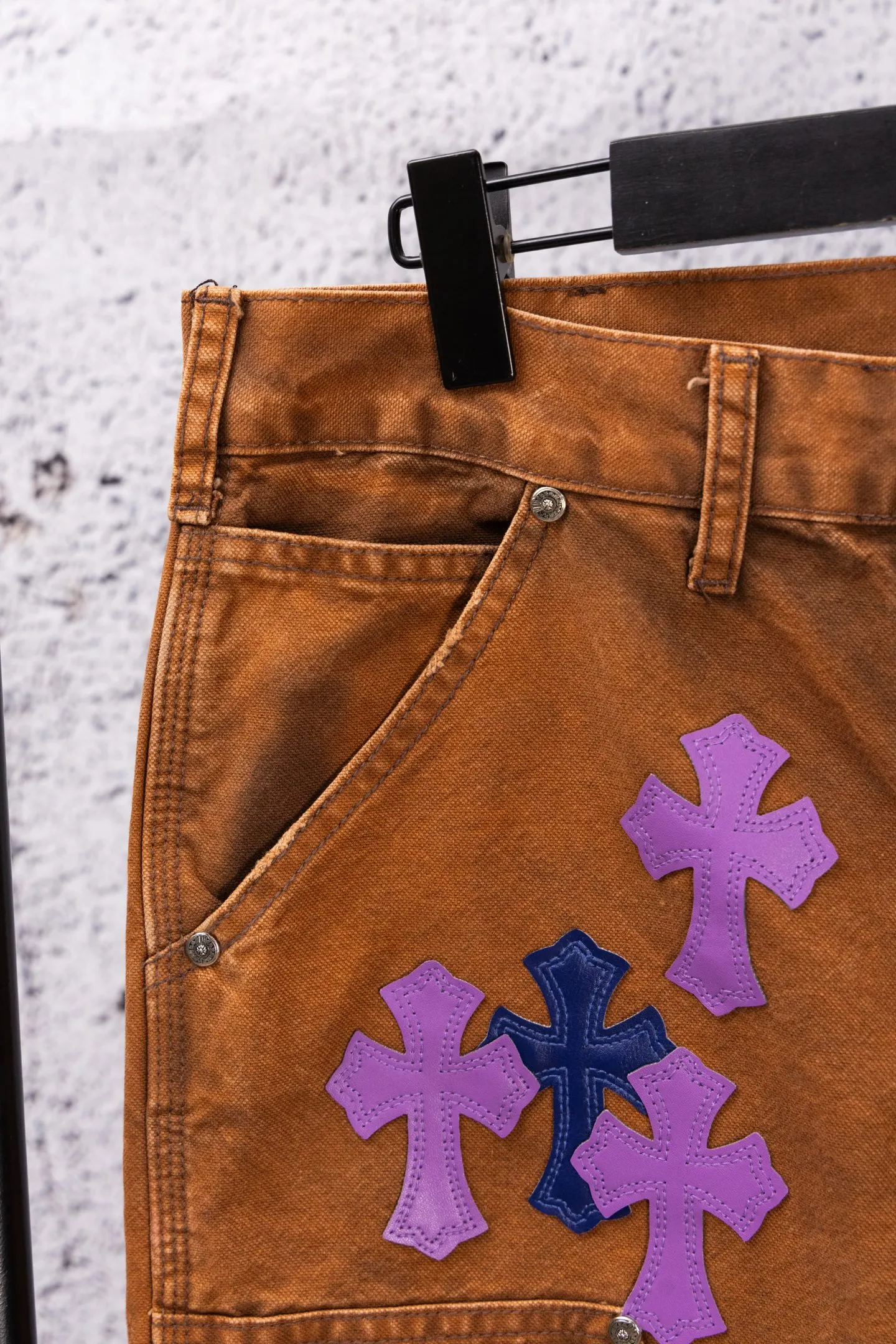 P290 Chromehearts Limited Edition Ox King Blue Purple Cross Patch Leather Brown Jeans Workwear Logging Pants. The counter price is 34W level. The patchwork cross pattern is embellished and the jeans are washed! ! An absolutely high-end luxury product, a 1.9W-level god-level single product, a super popular product, made by top heavy industry, a magic weapon that cannot be missed! [About Zangyin] This is an extremely luxurious fashion brand that can also be called the aristocracy of the high street. It has always been an exclusive brand for some hipsters or rich second generations. Compared with ordinary high streets, it is more luxurious and noble. Compared with luxury brands, it is more fashionable and individual. It has always been a brand that I have a special liking for. [Top heavy industry fashion design] Consistently high-street luxury style. Speaking of this style, the Zangyin family and GU family are definitely the leading representative brands. Especially the Zangyin family has really achieved a state-of-the-art effect in creating high-street style. The unique washed material is used to create this style. The color system is already quite eye-catching. After it is decorated with patchwork cross flowers, it cleverly highlights the charm of the brand. Secondly, this style uses classic The high-waist cutting design highlights the long legs and fashionable temperament of the upper body. The brand is highly recognizable and the slim fit configuration is more suitable for daily wear. It is a product that interprets personality, fashion, and specifications at a glance. This single product is enough to make any fan excited. It can be a white T-shirt for a youthful college style, or a tight suspender for a royal style. It has strong matching ability and can be easily controlled by men.  [Materials and craftsmanship] Needless to say, this point goes without saying. As an excellent craftsman brand, Zangyin’s requirements for details and craftsmanship are really perfect. The washed color of this model has gone through so many processes, not to mention the embellishment of denim appliques. It is also purely hand-made and sewn. Just like what they believe in, only hand-made things have soul and have the meaning of wear. A top-notch heavy-duty fashionable denim item, I look forward to your perfect interpretation! !  Color: Picture color Size: 28-36